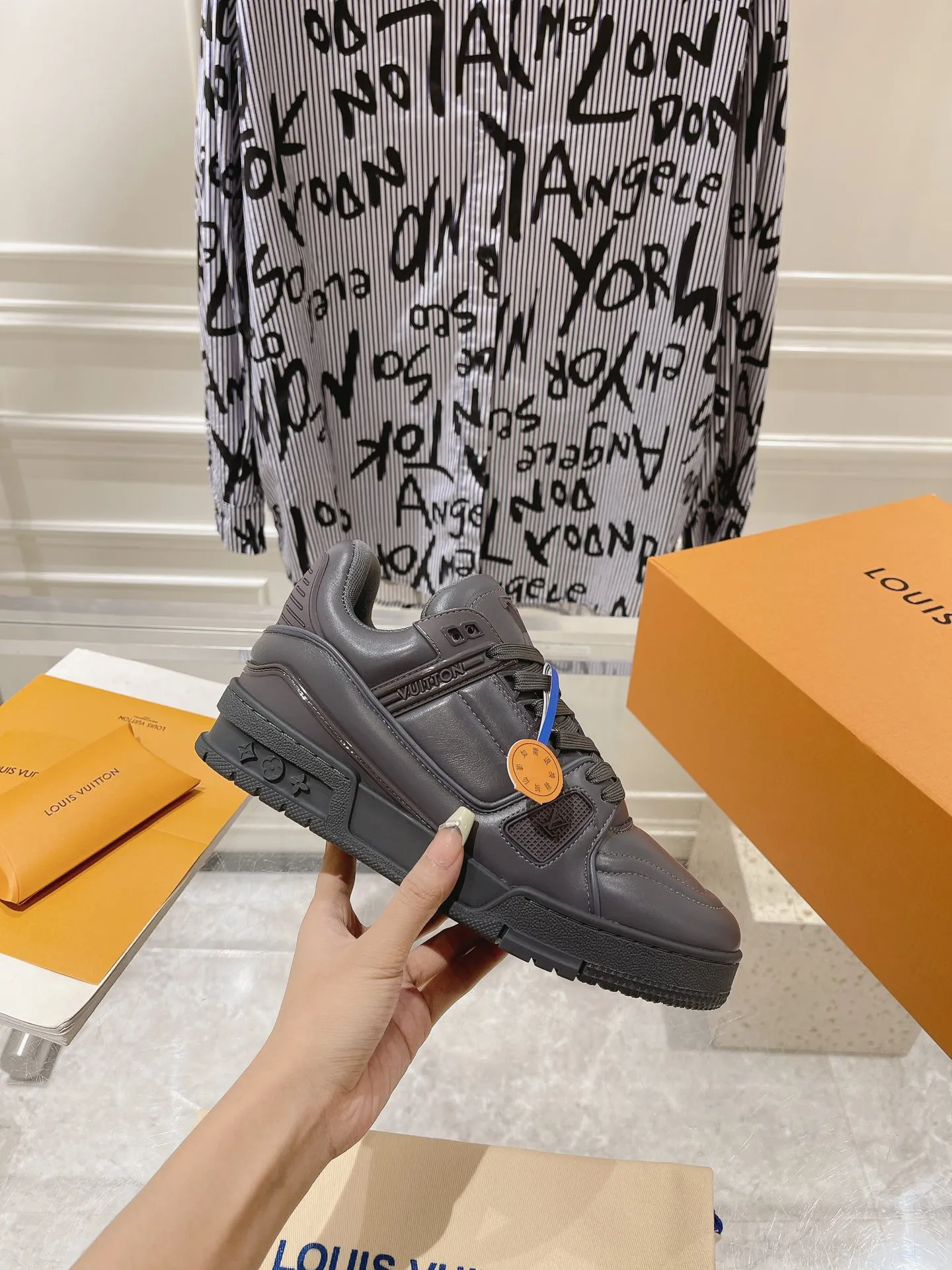 👟👟Ex-factory price 840👟👟 Top version #couple style 2024 hot LV 𝘁𝗿𝗮𝗶𝗻𝗲𝗿 series of the latest couple style sneakers, the quality has been upgraded again, the details are awesome, it just doesn’t look too good! The model was sold out immediately within ten minutes of the official website going on sale. TPU outsole, mold fee is 2w+. The texture is comparable to the original version. The feet are made of polymeter micro-material and breathable British mesh. The details are the same as the original version. Please pay attention to distinguish the currency materials on the market. Size: Female 35-39, Male 39-45M